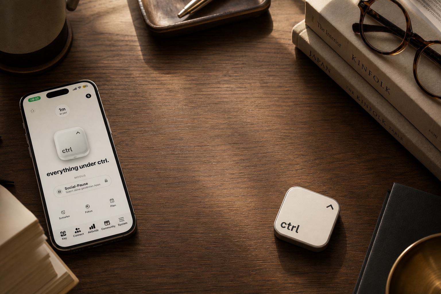 ctrl key auf Holztisch neben Büchern